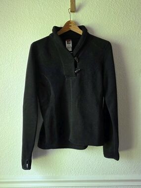 The North Face Women's Black Fleece Pullover